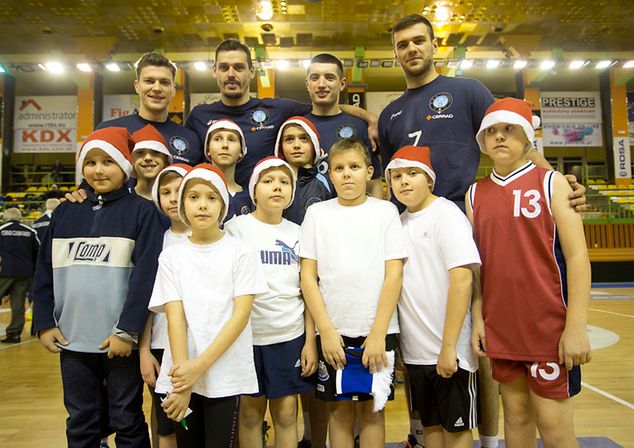 Siatkarze Cerrad Czarnych Radom podczas mikołajkowego spotkania z grupami młodzieżowymi (fot. Łukasz Wójcik)