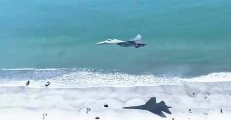 Chiński myśliwiec J-16. Nagle pojawił się nad plażą