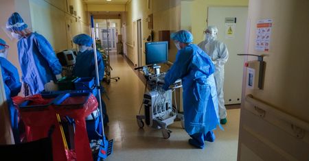 Koronawirus w Polsce. Adam Niedzielski ogłosił decyzję ws. obostrzeń, podał dane o nowych mutacjach