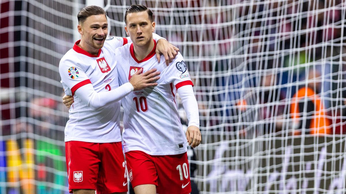 Getty Images / Andrzej Iwanczuk/NurPhoto via Getty Images / Na zdjęciu od lewej: Matty Cash i Piotr Zieliński