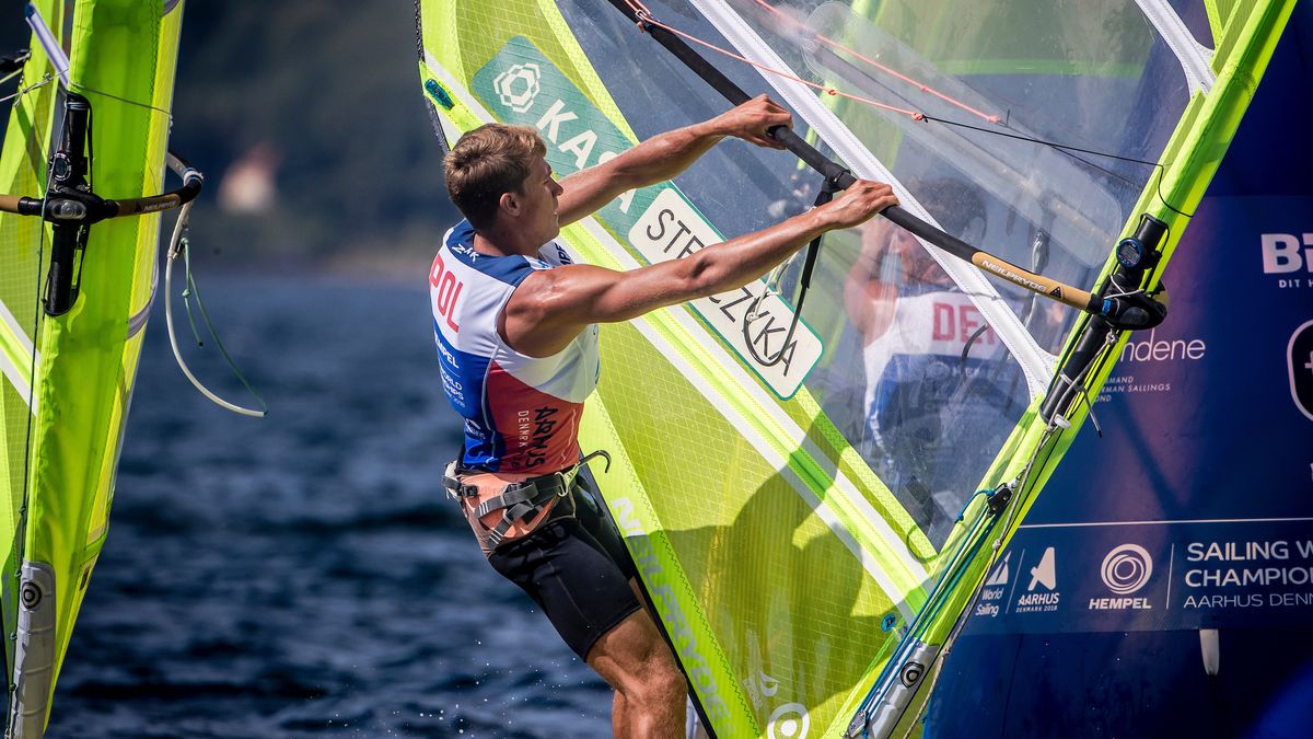Zdjęcie okładkowe artykułu: Materiały prasowe / Sailing Energy / World Sailing / Na zdjęciu: Paweł Tarnowski w olimpijskiej klasie RS:X