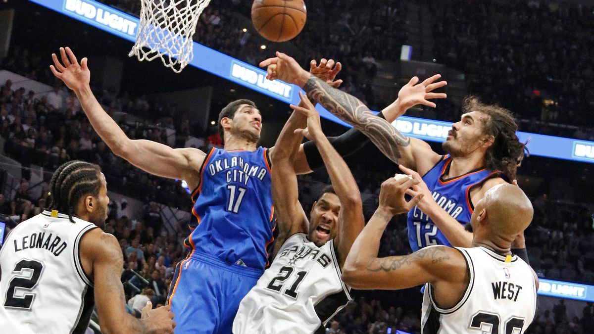 AFP / Enes Kanter i Steven Adams grają w siatkówkę nad głową 40-letniego Tima Duncana
