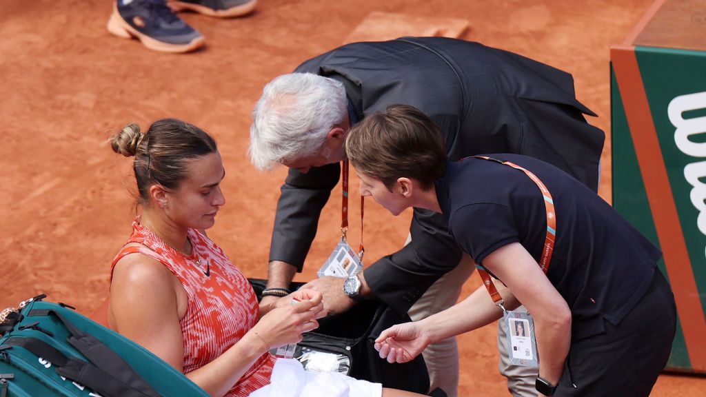 Getty Images / Dan Istitene / Na zdjęciu: Aryna Sabalenka podczas przerwy medycznej