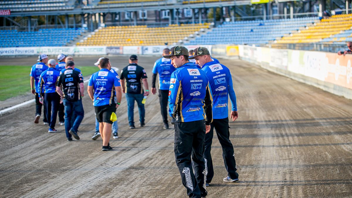 WP SportoweFakty / Tomasz Jocz / Spacer zawodników Unii po torze w Gorzowie.