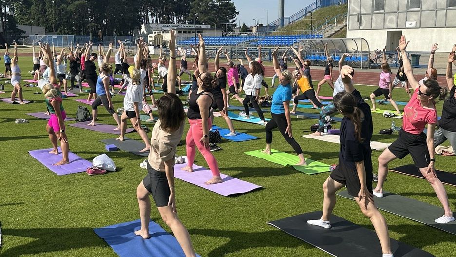 Joga na stadionie w Lesznie