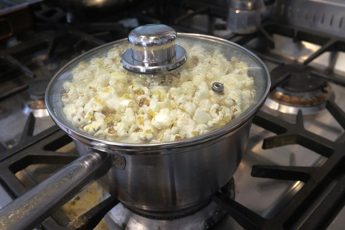 Wypróbuj nasz trik na puszysty popcorn. Fot. Getty Images