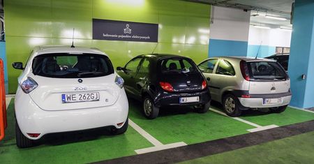 Cała stacja Tesli zastawiona przez auta spalinowe. Obrazek, który pokazuje największy problem elektromobilności [Opinia]
