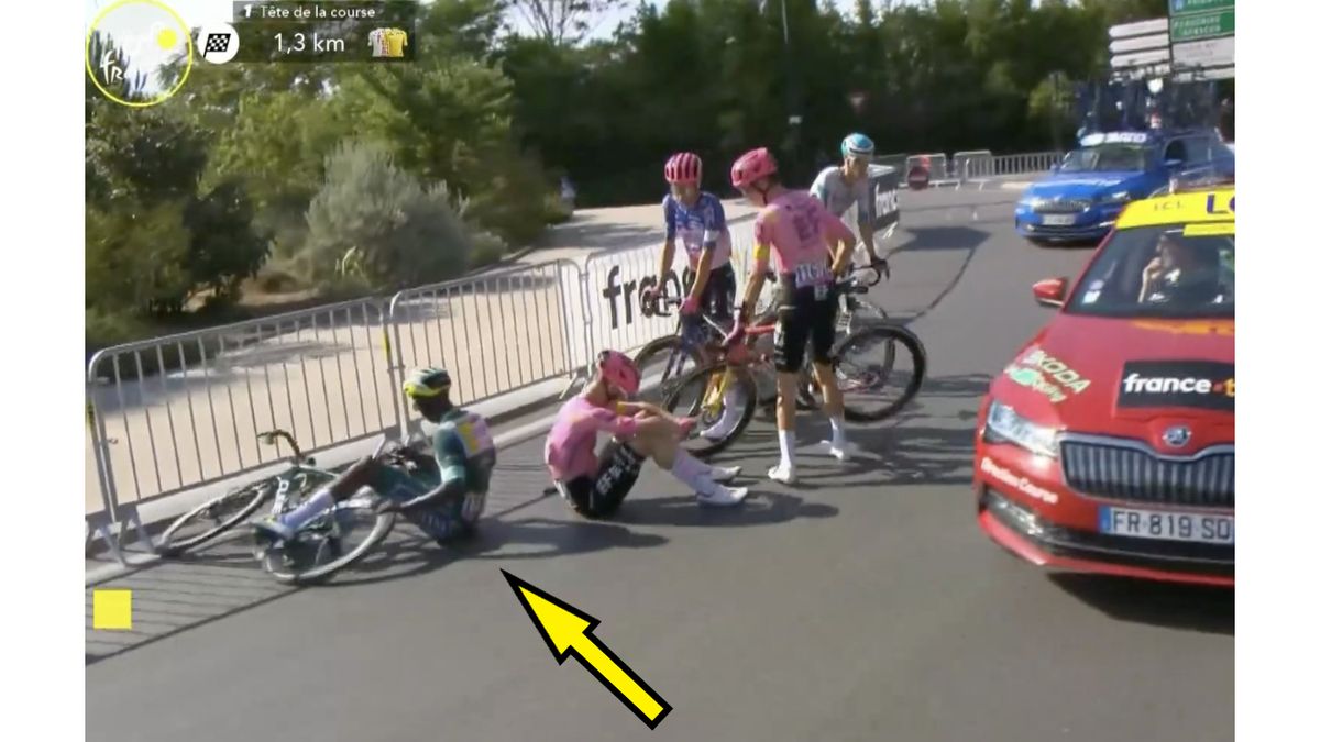 Twitter / Tour de France / Na zdjęciu: upadek Biniama Girmaya