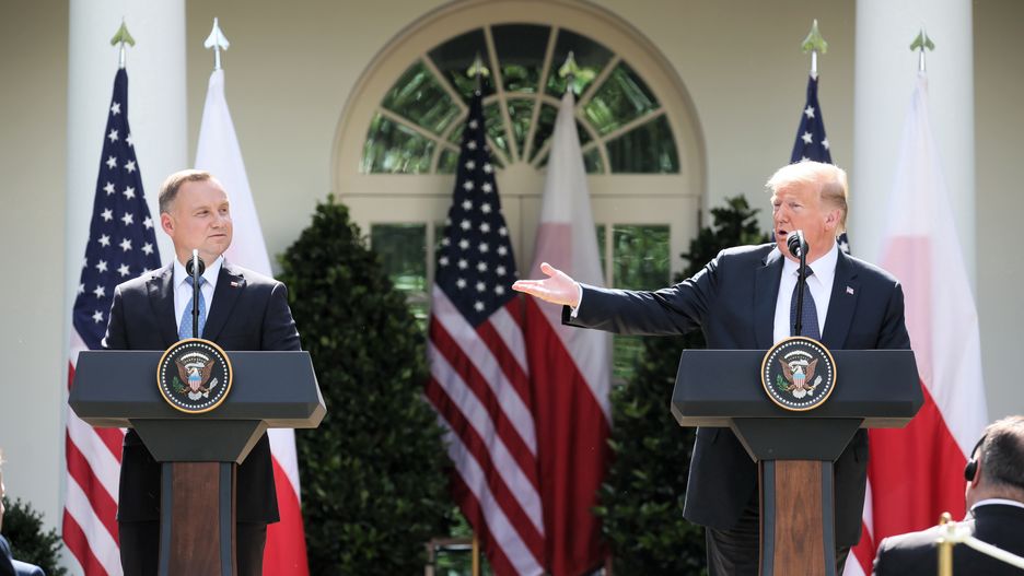 Waszyngton, Stany Zjednoczone Ameryki, 24.06.2020.  Prezydent RP Andrzej Duda (L) oraz prezydent Stanów Zjednoczonych Donald Trump (P) podczas wspólnej konferencji prasowej w Ogrodzie Różanym Białego Domu, 24 bm. w Waszyngtonie. Celem wizyty polskiego prezydenta miały być rozmowy dotyczšce m.in. współpracy militarnej i handlowej oraz w zakresie bezpieczeństwa energetycznego. Prezydent RP jest pierwszym szefem państwa odwiedzajšcym Biały Dom po wybuchu epidemii koronawirusa w Stanach Zjednoczonych. Do wizyty dochodzi w trakcie finiszu kampanii prezydenckiej w Polsce. (aldg) PAP/Leszek Szymański