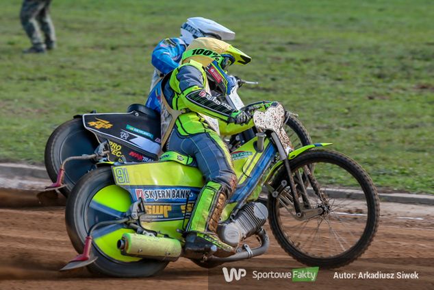 Lasse Bjerre w żółtym kasku