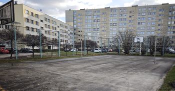 Asfaltowy relikt z osiedla Niepodległości w Chrzanowie przejdzie do historii. Gmina zdradza plany, co stanie się z boiskiem do koszykówki