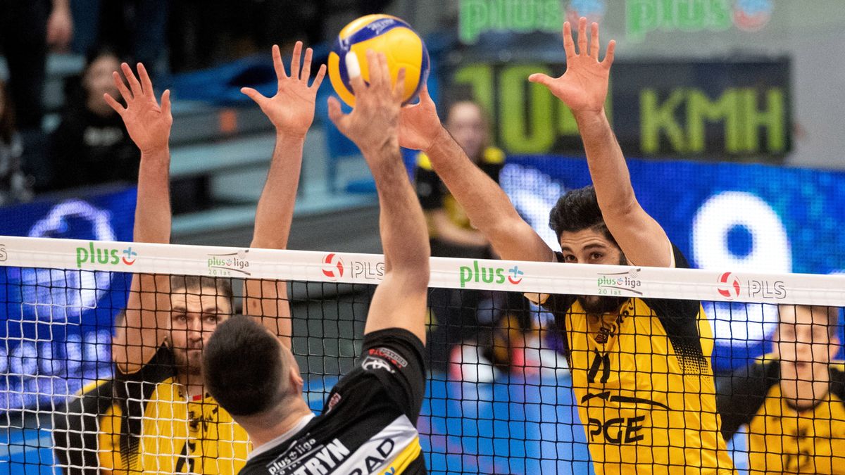PAP / Grzegorz Michałowski / Na zdjęciu: siatkarze PGE Skra Bełchatów Karol Kłos (L), Milad Ebadipour (2P) i Artur Szalpuk (P) oraz Karol Butryn (2L) z Cerrad Enea Czarni Radom 