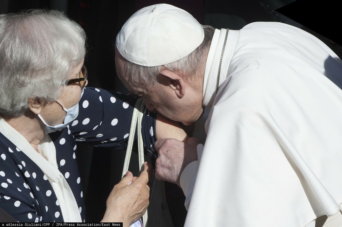 Papież Franciszek ucałował przedramię Lidii Maksymowicz 26 maja 2021 r. East News 