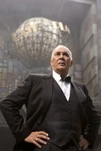 Frank Langella z Zooey Deschanel i Antonem Yelchinem