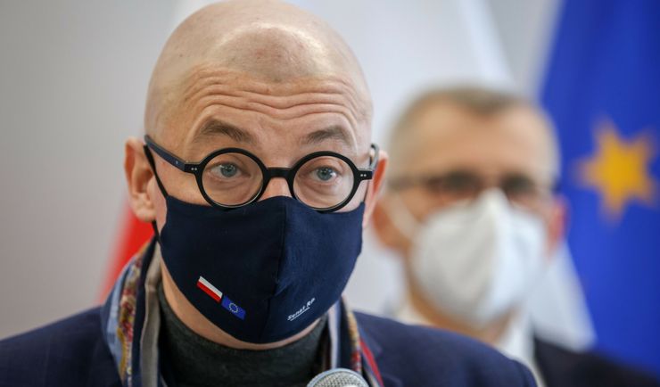 Zapisy na szczepienia. Kamiński: "Rząd zafundował Polakom zupełnie niepotrzebny cyrk"