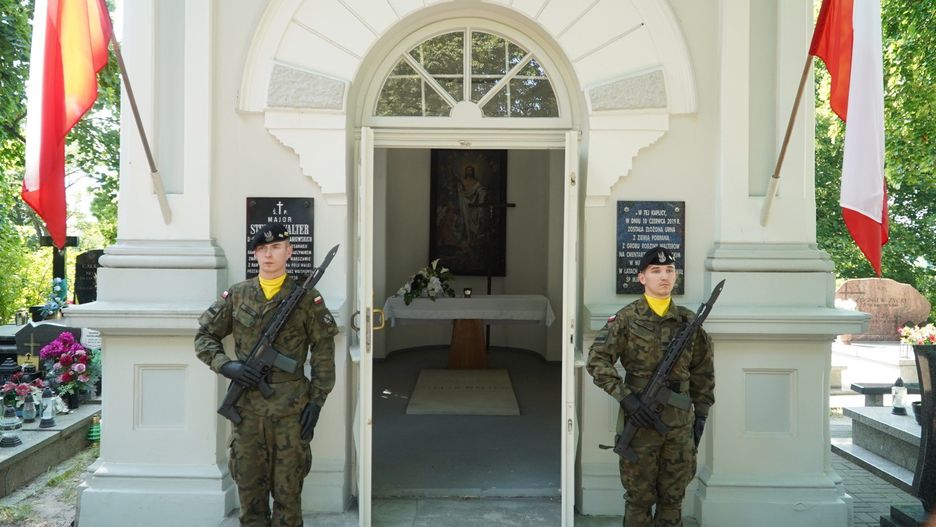 Złożenie kwiatów i zniczy w kaplicy majora Stefana Waltera
