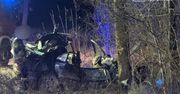 Tragiczny wypadek pod Warszawą. Kierowca wjechał w drzewo. Jedna osoba zginęła