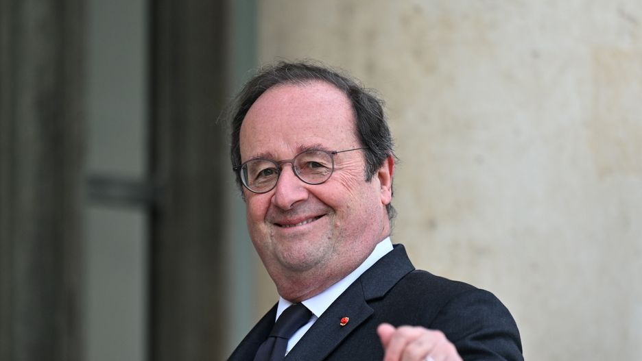 PARIS, FRANCE - JANUARY 05: Former French President Francois Hollande arrives at the French Presidential Elysee Palace for a lunch following a national tribute ceremony for late French minister and European Union Commission president Jacques Delors in Paris, France on January 05, 2023. Jacques Delors, a key figure in the creation of the euro, died on December 27, 2023. (Photo by Mustafa Yalcin/Anadolu via Getty Images)