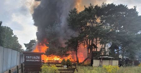 Pożar w Gdańsku. Dym i ogień przy deptaku na molo