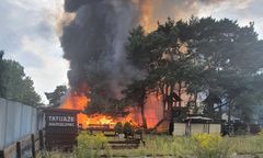 Pożar w Gdańsku. Dym i ogień przy deptaku na molo