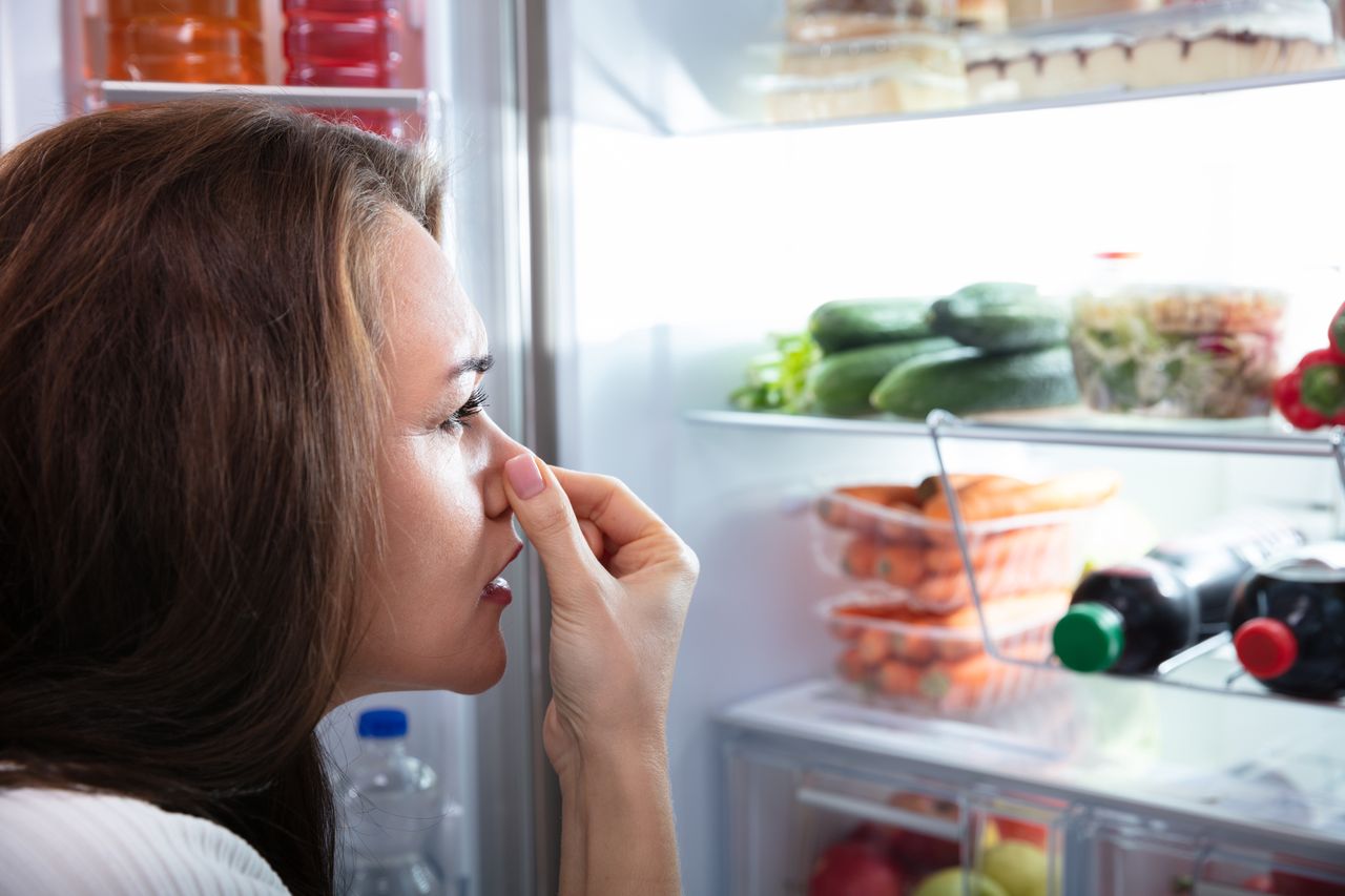 Zwiń w kulkę i włóż do lodówki. Zapomnisz o brzydkim zapachu