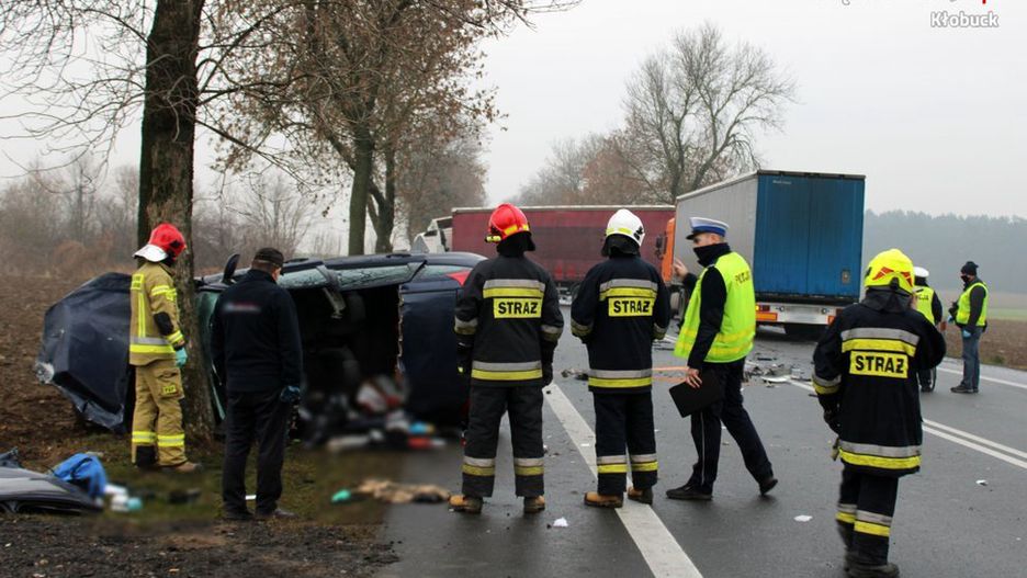 Policja wyjaśnia przyczyny i okoliczności tragicznego wypadku na drodze krajowej 43 w Opatowie.