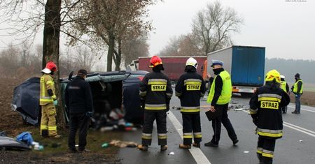 Śląsk. Wjechał czołowo pod ciężarówkę. Kierowca z Krzepic nie żyje