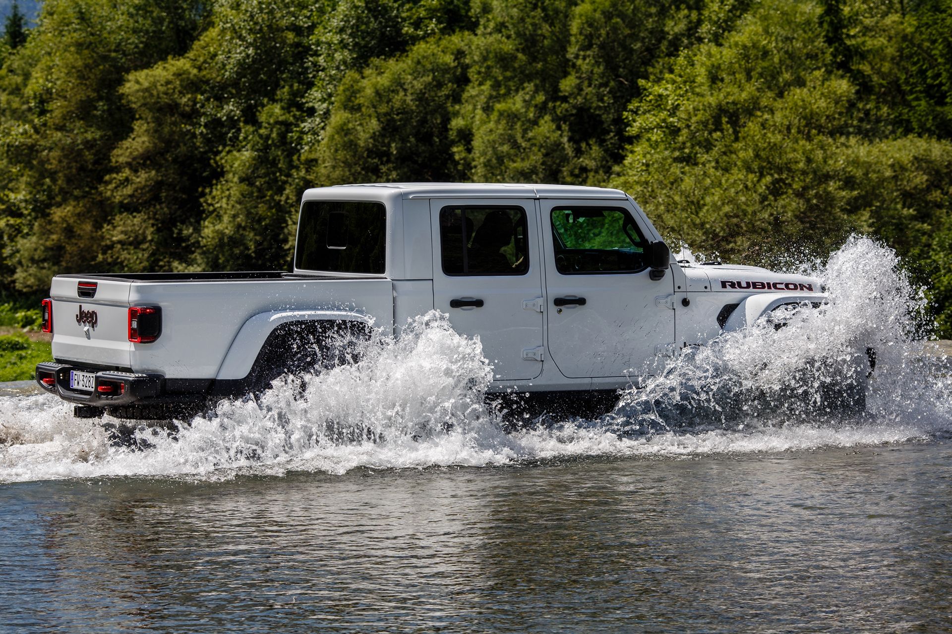 Jeep Gladiator zapewnia bezpieczną głębokość brodzenia 76 cm. I to nie jest najlepszy wynik w klasie.