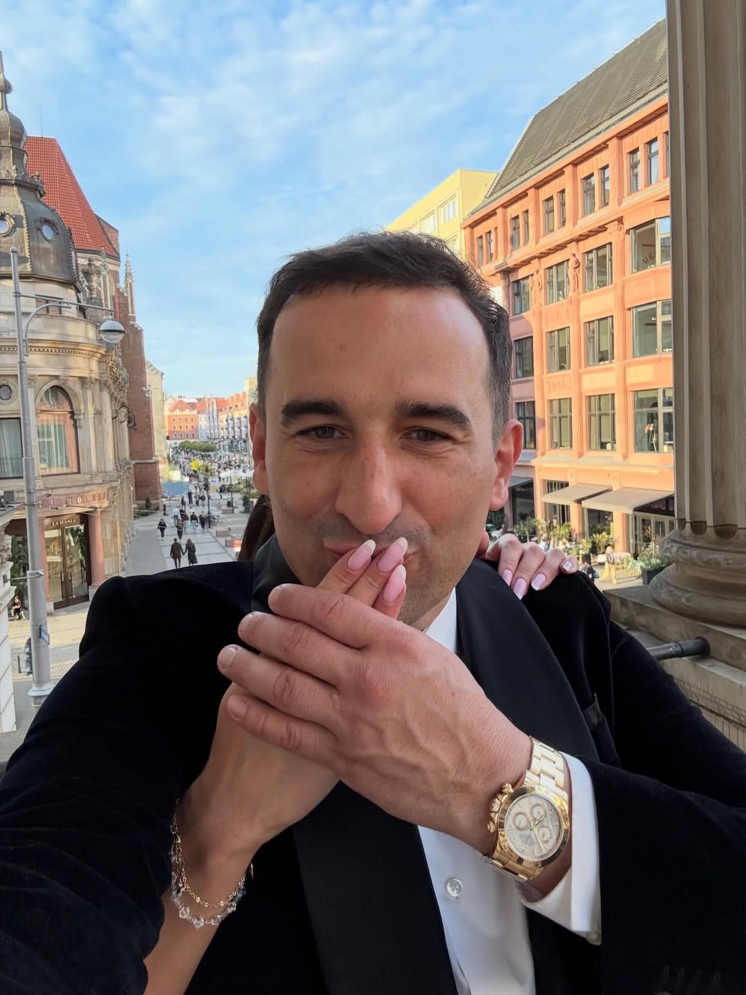 Michał Koterski całuje kobiecą dłoń