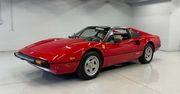 Ferrari 308 GTS z serialu Magnum trafi na aukcję. Nie, cena nie zawiera wąsa