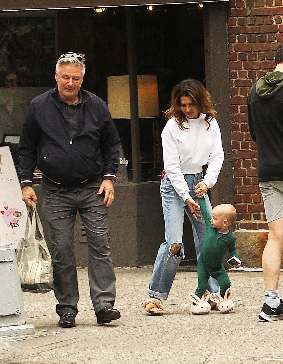 Alec Baldwin "przyłapany" na spacerze z żoną i dzieckiem