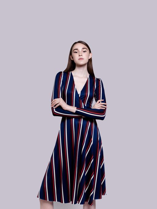 Sukienka kopertowa, czyli uniwersalny model dla każdej kobiety