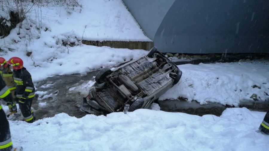 Podkarpacie. Auto runęło z mostu do rzeki. 20-letnia kobieta w szpitalu (podkarpacka.policja.gov.pl)