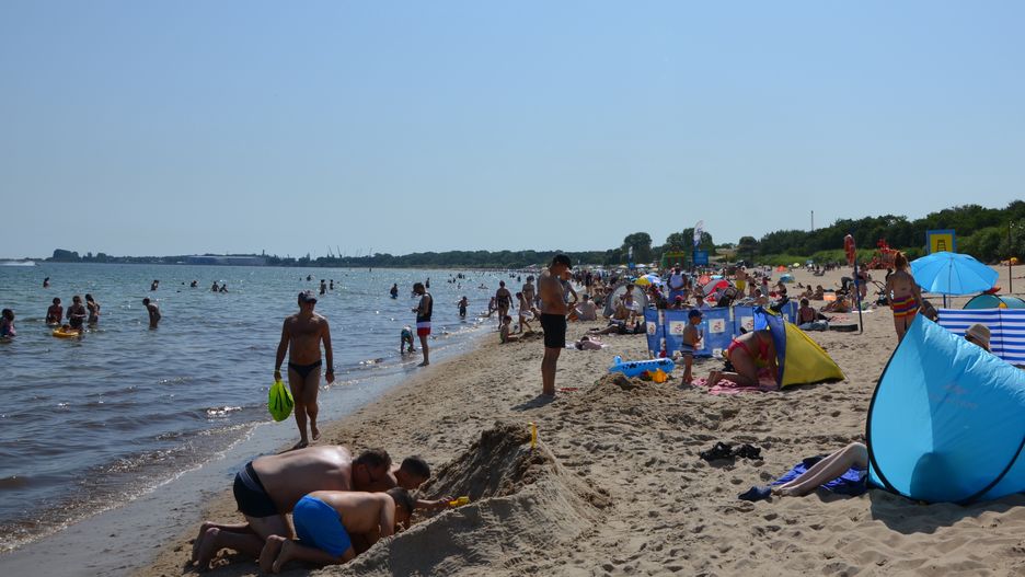 Plaża rano szybko zapełnia się ludźmi 