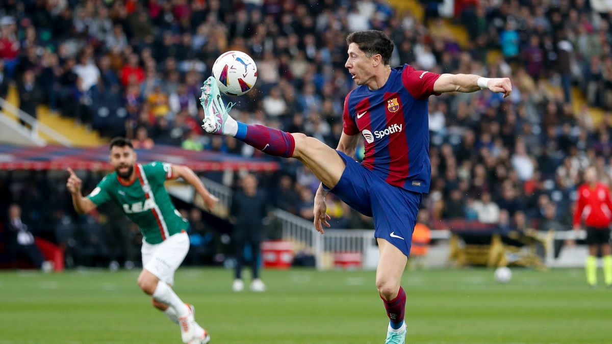 PAP/EPA / Alberto Estevez / Na zdjęciu: Robert Lewandowski