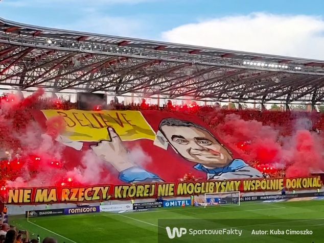 Oprawa z podobizną Adriana Siemieńca.