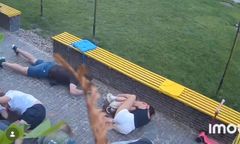 Pili kawę, gdy spadły bomby. Wstrząsające nagranie z kawiarni w Sumach