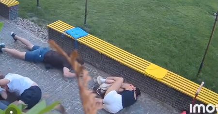 Pili kawę, gdy spadły bomby. Wstrząsające nagranie z kawiarni w Sumach