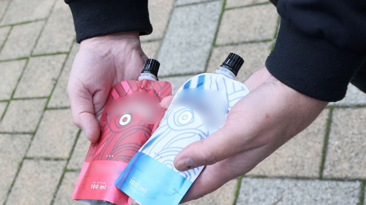 Alkotubki Voodoo MonkeyFot. Wojciech Olkusnik/East News, 06.10.2024. Alkotubki marki Voodoo Monkey produkowane przez firme OLV. N/z: wodka i wisniowka w tubkach.Wojciech Olkusnik