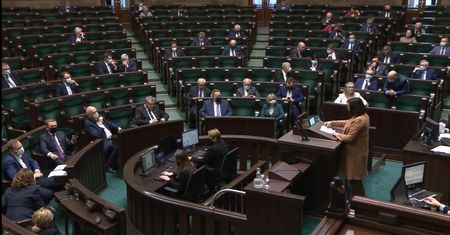 Koronawirus. Sejm. Posłowie Konfederacji bez maseczek na sali