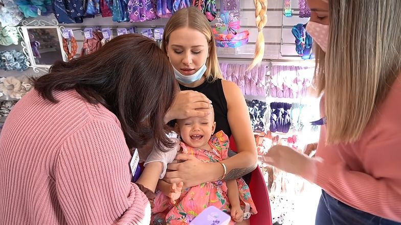 Andziaks przekłuła uszy rocznej córce