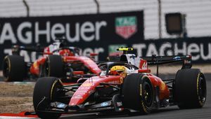 "Zniszczyli wyścig Ferrari". Ostra krytyka Hamiltona i Leclerca