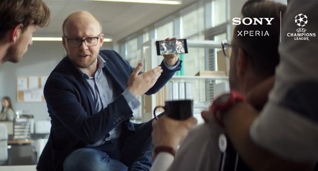 Szymon Majewski reklamuje Ligę Mistrzów na smartfonie Xperia XZ2 w Plusie (wideo)