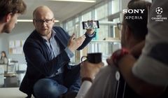 Szymon Majewski reklamuje Ligę Mistrzów na smartfonie Xperia XZ2 w Plusie (wideo)