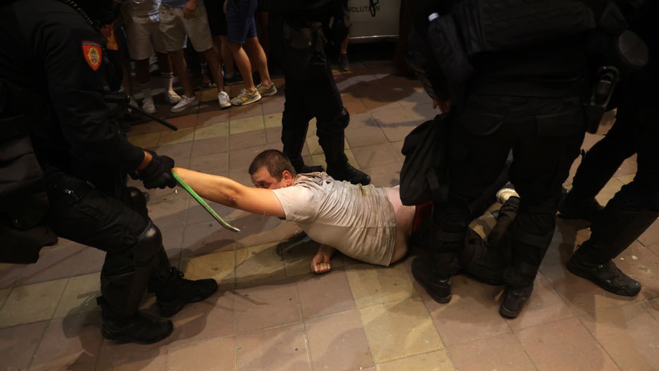 Police officers detain an alleged pro-government supporter who got into a fight with anti-government protesters during an anti-government protest in Belgrade, Serbia, 13 August 2025. Protesters are demanding equal justice, release of those detained during protests and called for early elections. EPA/ANDREJ CUKIC Dostawca: PAP/EPA.