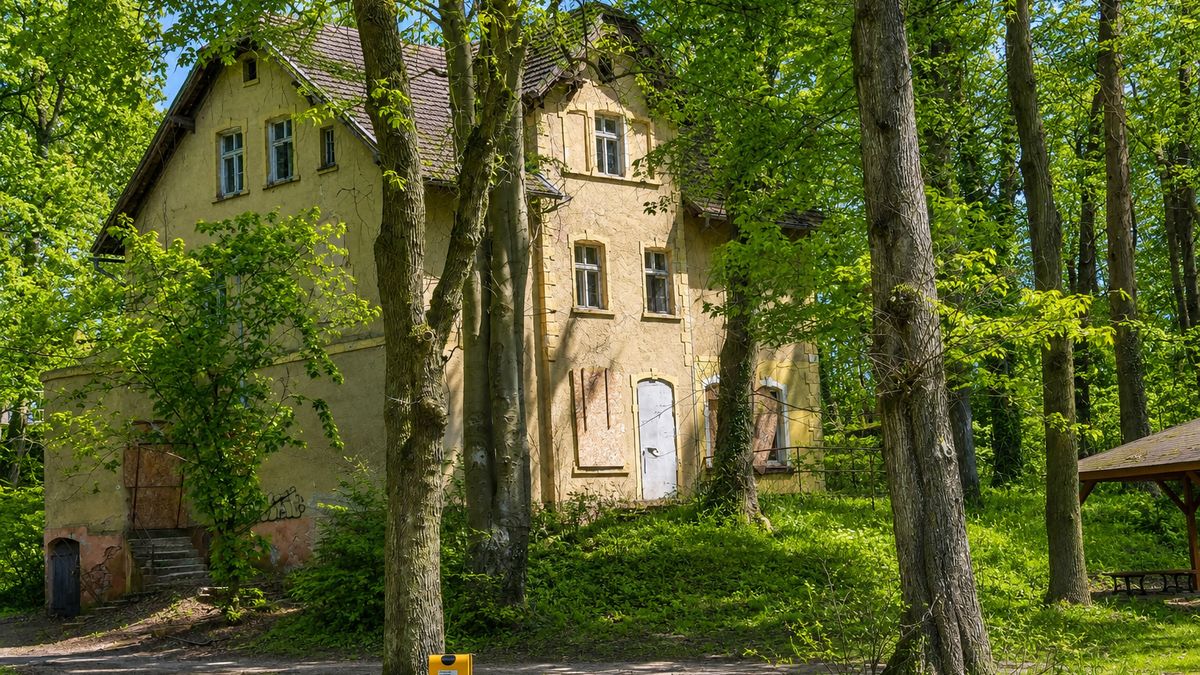 Zabytkowy budynek nad Jeziorem Strzeleckim w Chodzieży