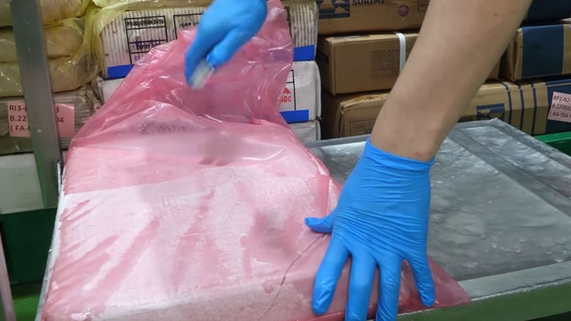 Kadr z nagranie, które pojawiło się na YouTube. Wideo pokazuje, jak powstają popularne paluszki krabowe,