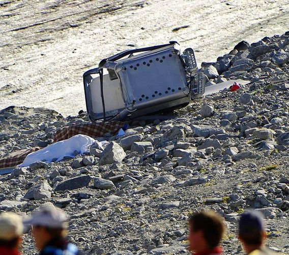 Rozbita gondola leży pod trasą kolejki górskiej. Widać przykryte ciała zmarłych w wypadku (fot. PAP/EPA/ROBERT PARIGGER)