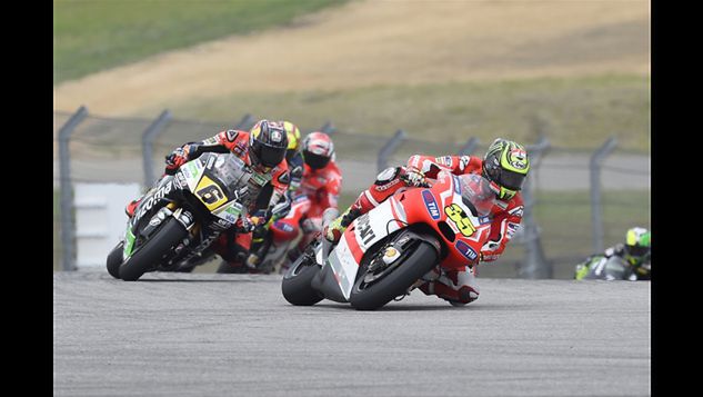 Cal Crutchlow (na prowadzeniu) nie wystartuje w Grand Prix Argentyny (fot. Ducati Team)