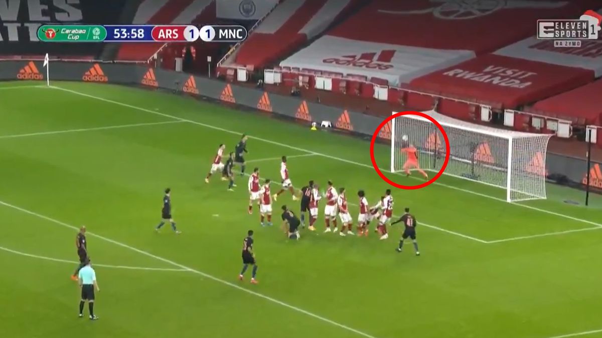 Twitter / twitter.com/ELEVENSPORTSPL / Fatalna interwencja Runara Runarssona w meczu Arsenal - Manchester City w Pucharze Ligi Angielskiej